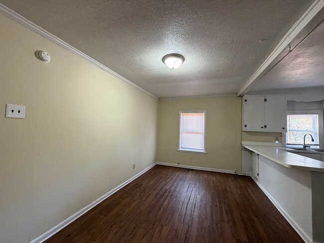 Foto del edificio - Great Experiences Are Just Around The Corner. Charming 2 bedroom Ranch Style Bungalow.