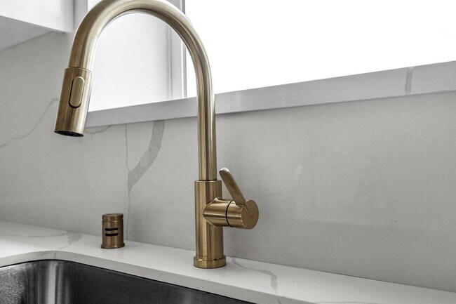 Foto del edificio - 4558 1/2 Saturn St