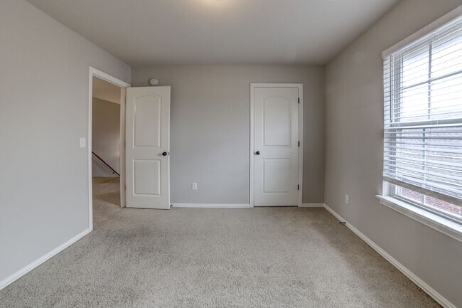 Foto del edificio - 5 Bed | 2.5 Baths | Broken Arrow