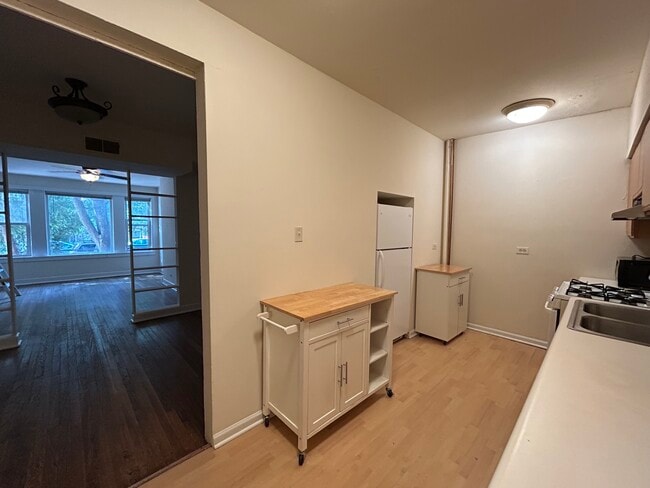 Building Photo - 2554 W Eastwood Ave