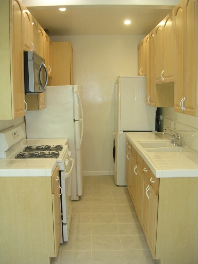 Kitchen - 416 Bay St