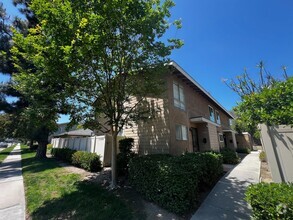 Building Photo - 13525 3/4-13524 Village Dr