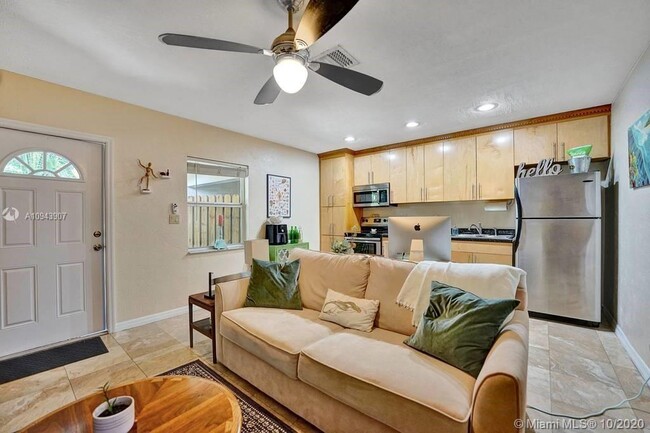 Foto del edificio - 1348 Holly Heights Dr