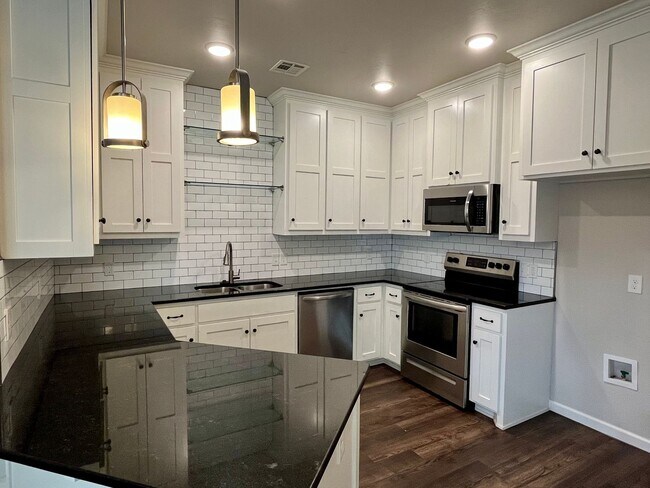 Foto del edificio - Large 3 Bed, 2 Bath in Beautifully Well-Ma...