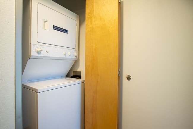 Building Photo - Spacious & Bright Modern Studio w/Fireplac...