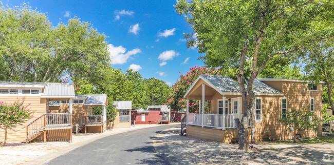 Tranquil Neighborhood Cottages - Hill Country Cottage and RV Resort