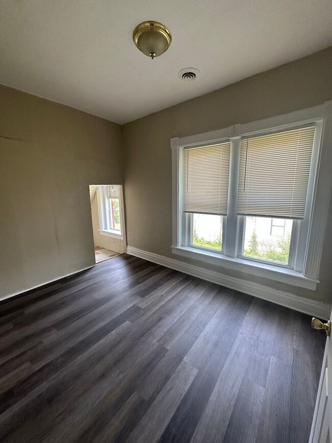 Building Photo - 814 Elmwood Ave