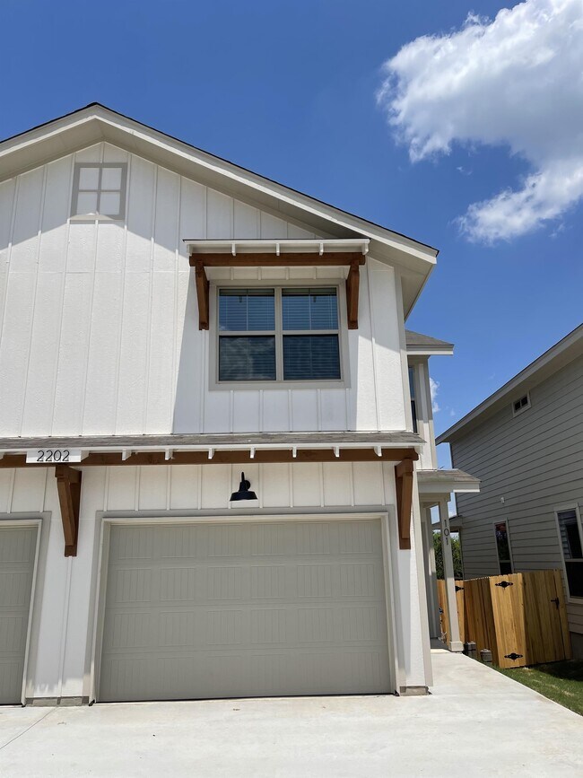 Building Photo - 2202 Sandlewood Cv