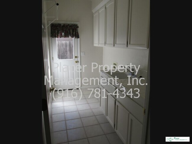 Building Photo - 6911 Fallsbrook Ct