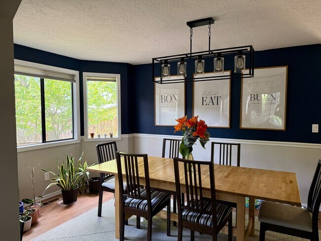 Building Photo - Charming *Recently Updated* 3BD* 2.5 BA* S...