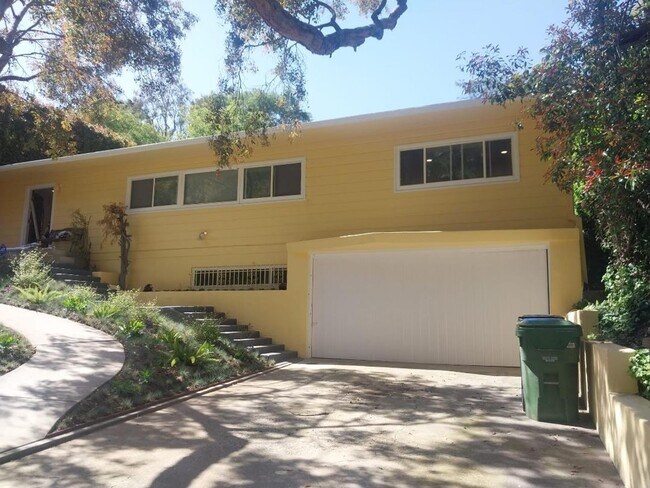 Building Photo - Charming 1940's home in prime Studio City