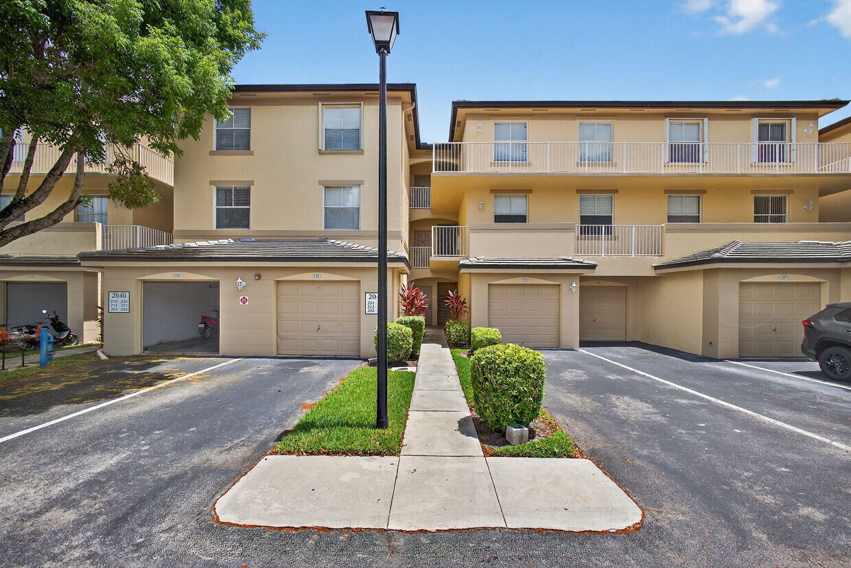 Primary Photo - 2040 Greenview Shores Blvd