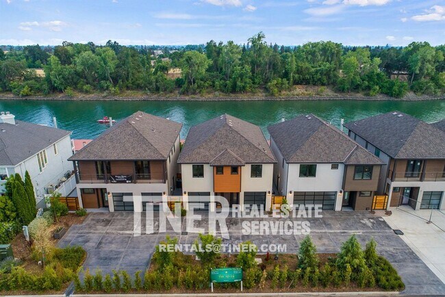 Building Photo - Luxury River Front Living