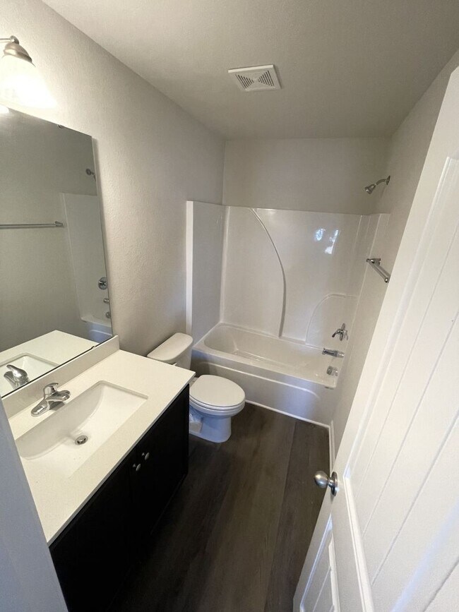 Foto del edificio - 2 Bedroom 2.5 Bathroom Townhome!