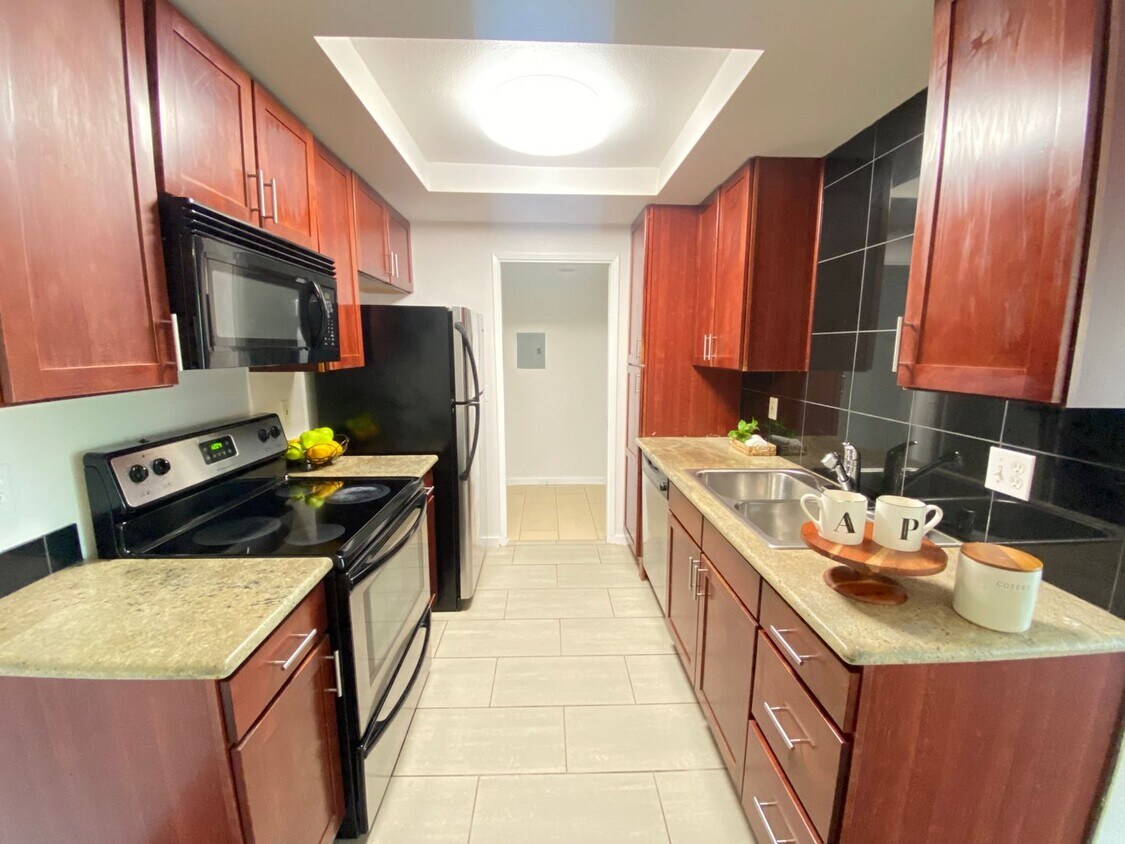 Foto principal - Beautiful Two Bedroom Two Bathroom Condo W/ Balcony & In Unit Laundry!