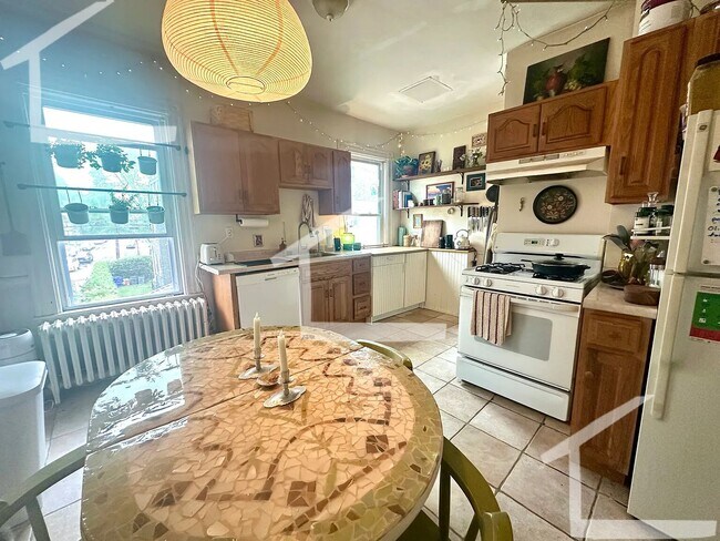 Building Photo - SPACIOUS 3-Bed/1-Bath Apt.