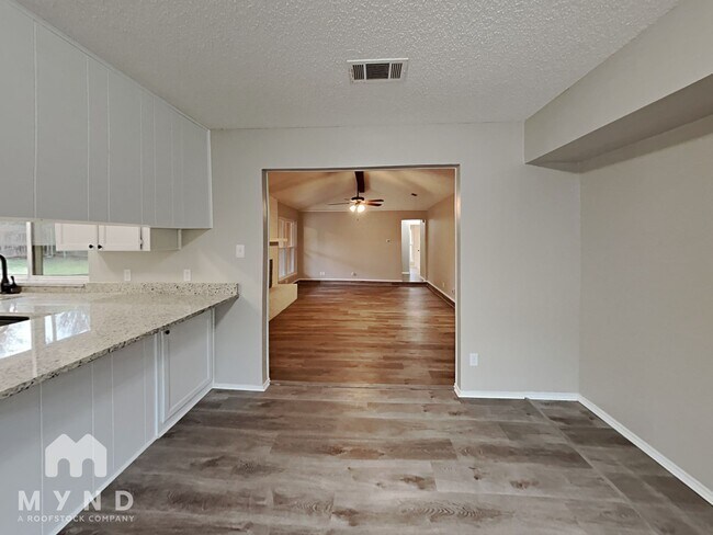 Building Photo - 3528 Park Lake Dr
