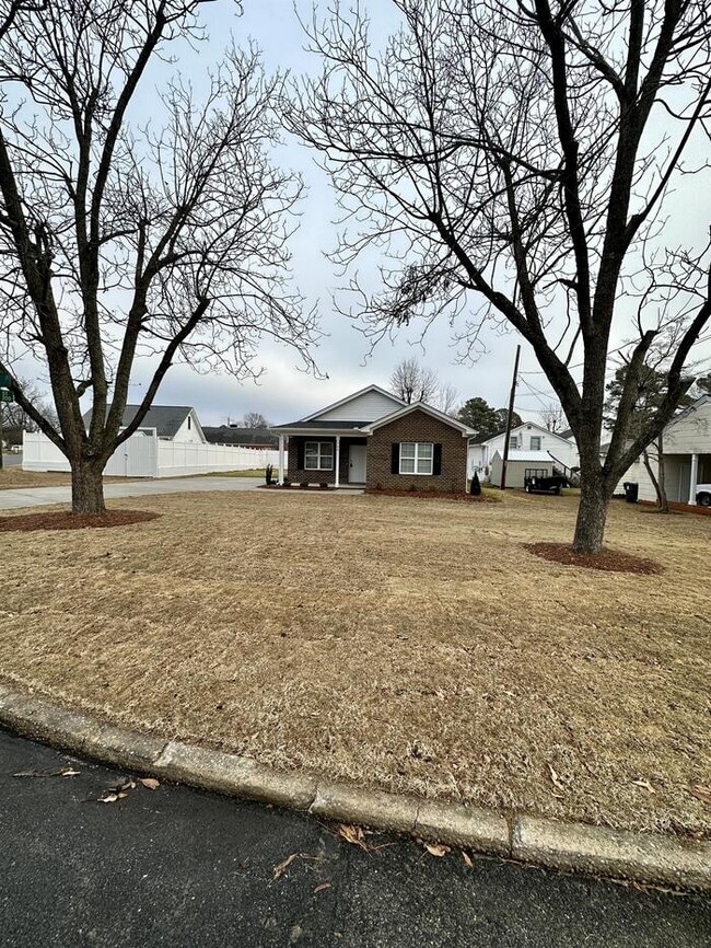 Building Photo - 708 W Parrish Dr