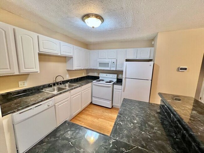 Foto del edificio - Fantastic Location, No Maintenence Condo