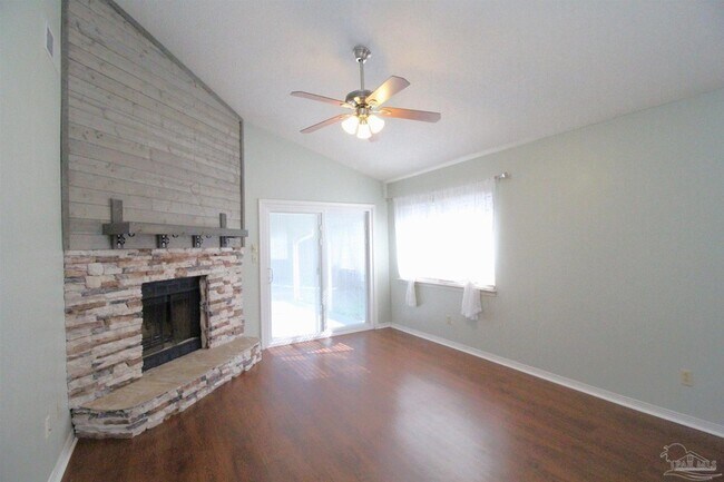 Foto del edificio - 8154 Treetop Ln