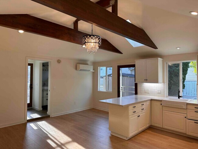 Foto del edificio - 4716 Willowcrest Ave