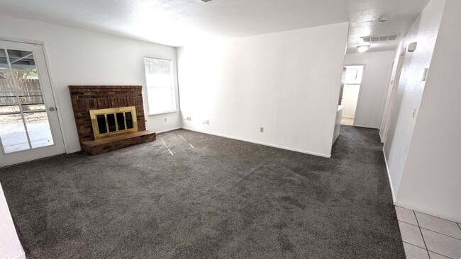 Foto del edificio - 3 Bedroom 2 Bath Home on Large Corner Lot