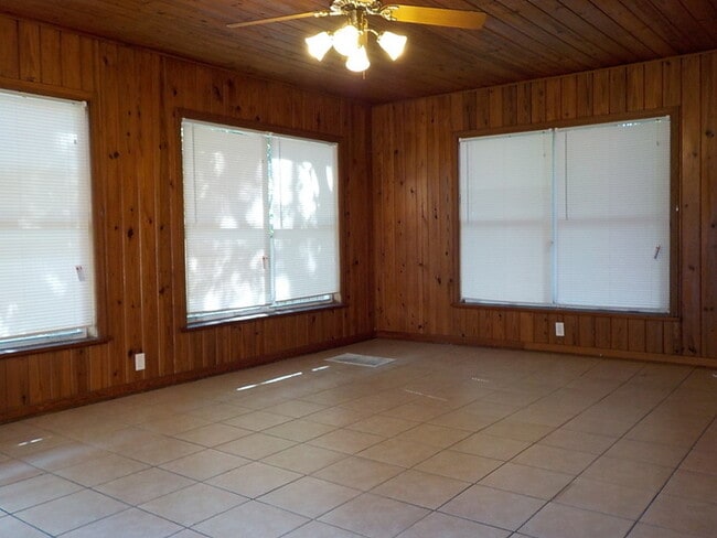 Building Photo - 441 S Elm Rd