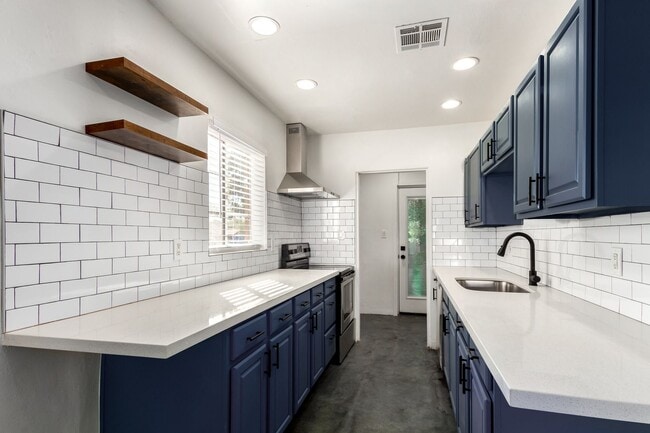 Photo - 2452 E Amelia Ave Apartment