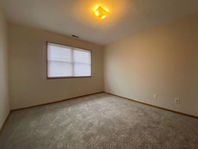 Building Photo - 2 Bed 1 Bath Unit Available in Springfield+