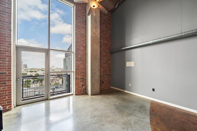 Building Photo - 2000 Bagby St