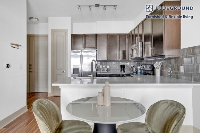 Foto del edificio - 422 W Riverside Dr