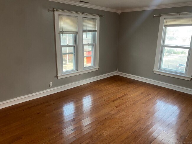 Building Photo - 152 Olivia St