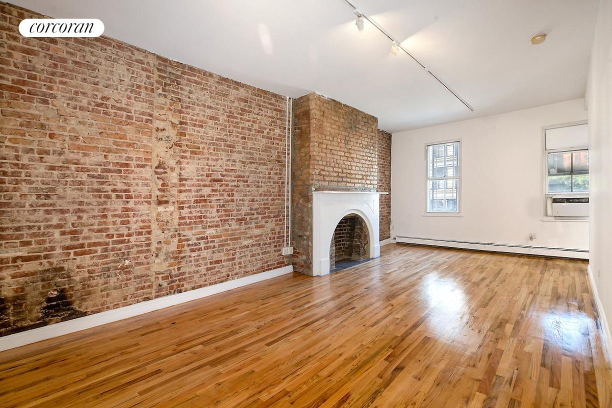 Primary Photo - 301 W Broadway