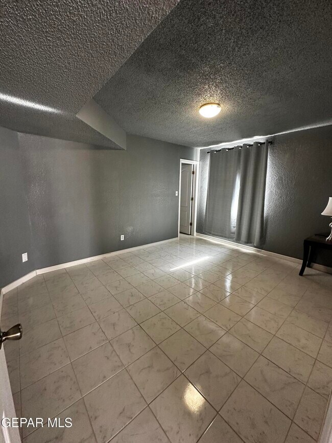Foto del edificio - 3181 Queens Garden Cir