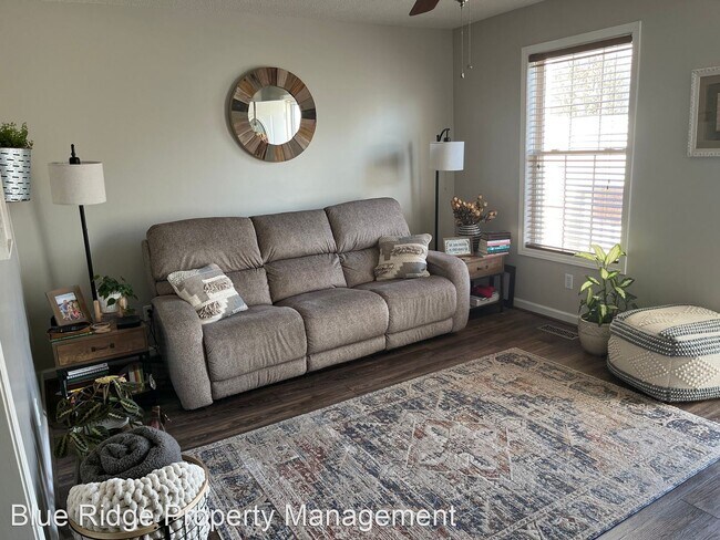 Foto del edificio - 2 br, 2.5 bath House - 121 Bilco Street #3