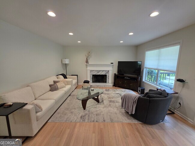 Foto del edificio - 100 Bedford Forrest Dr