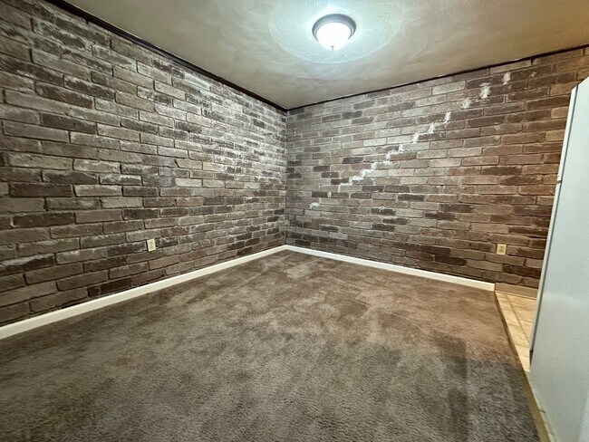 Foto del edificio - One Bedroom Apartment with Exposed Brick & Off-Street Parking! Tour this Stunning One Bedroom Today!