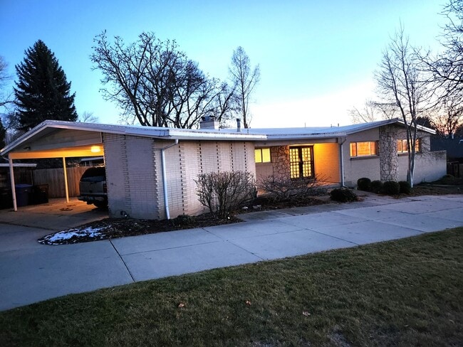 Building Photo - Beautiful 5 Bd 3.5 Ba Home in Holladay