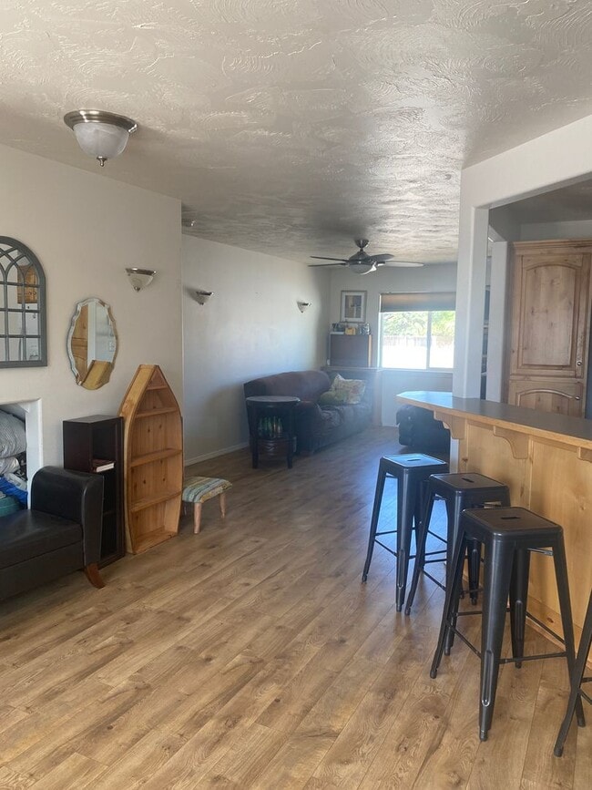 Building Photo - 3 Bedroom Victor Townhouse - Furnished