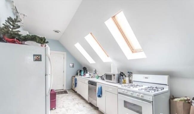 Kitchen w/ Skylights - 924 W Barry Ave
