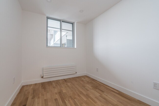 Building Photo - 407-230 Oak St
