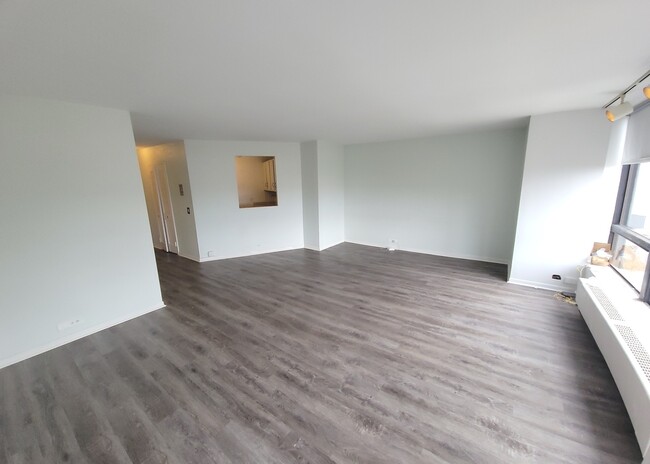 Building Photo - 5415 N Sheridan Rd