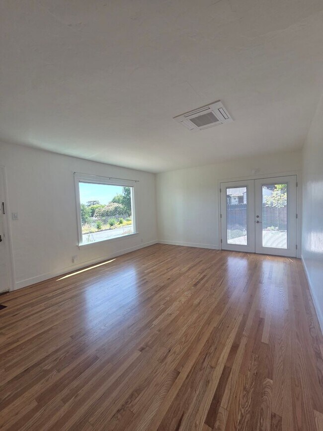 Building Photo - Westside Petaluma 2bd 1bth Home