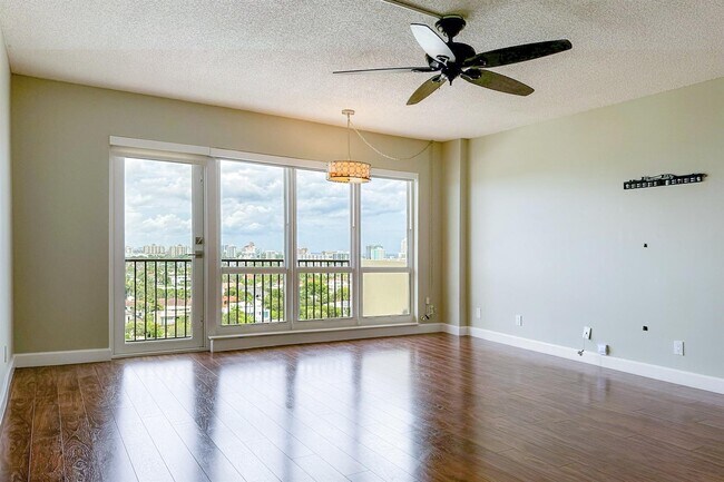 Building Photo - 340 Sunset Dr