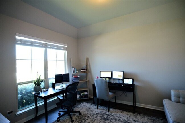 Foto del edificio - Viewable March 25th!  Amenities Galore!  W...