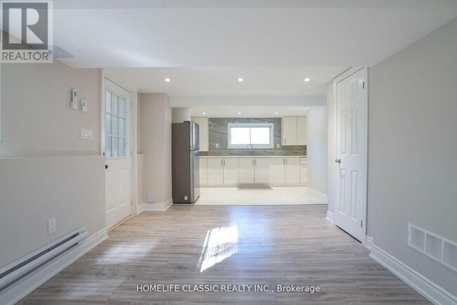 Building Photo - 100 Chaucer Crescent