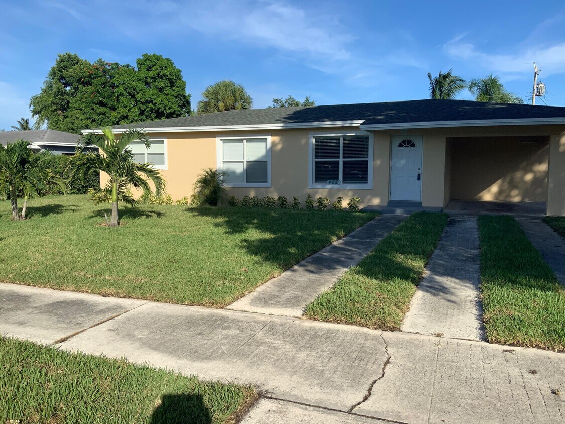422 Australian Cir, Lake Park, FL 33403 House for Rent in Lake Park