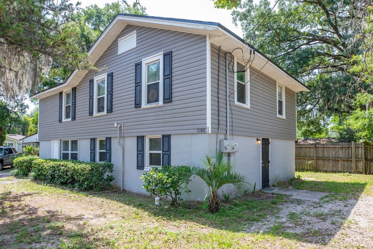 Primary Photo - Spacious 3 Bedroom, 2 Bathroom Lower Level...