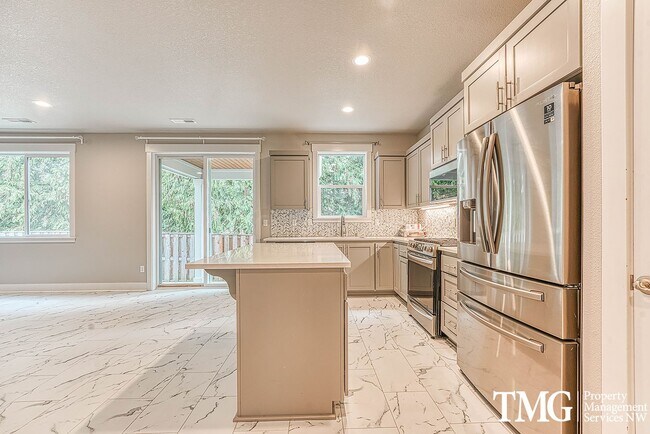 Foto del edificio - Modern 3-Bedroom Home with Spacious Yard a...