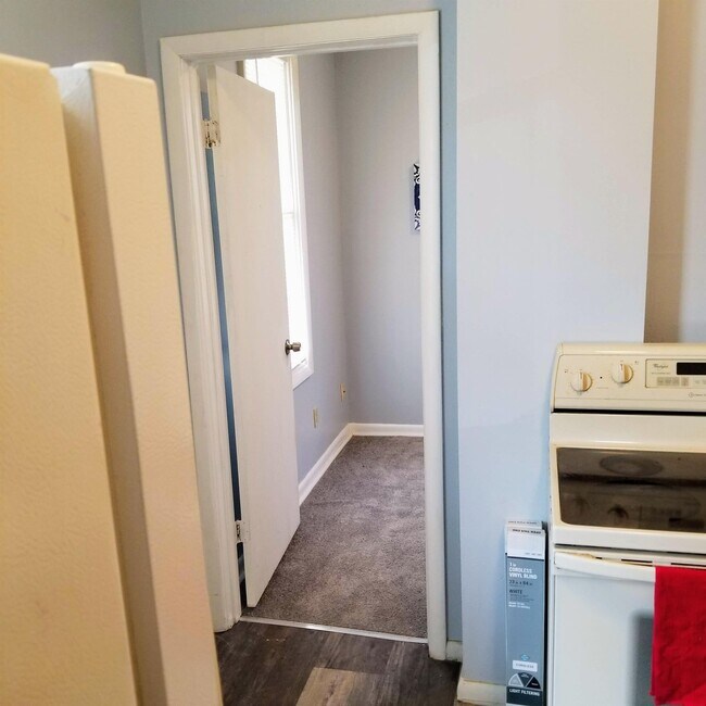 Building Photo - 817 W 5th Ave